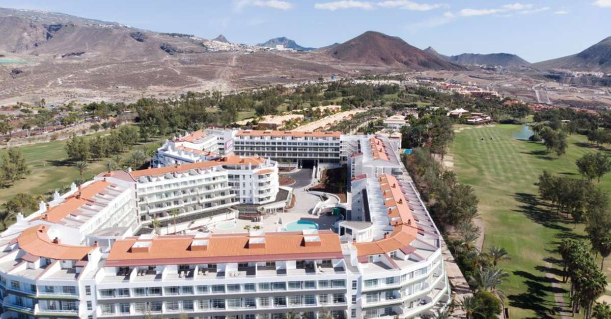 Ein Foto von der Außenansicht des Gara Suites Golf & Spa