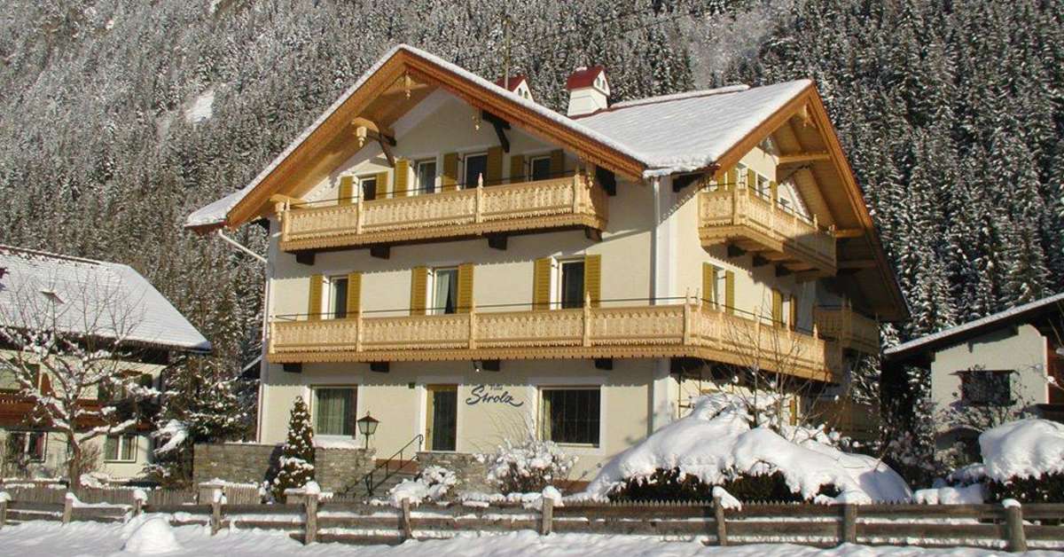 Een foto van de buitenkant van Hotel Pension Strolz