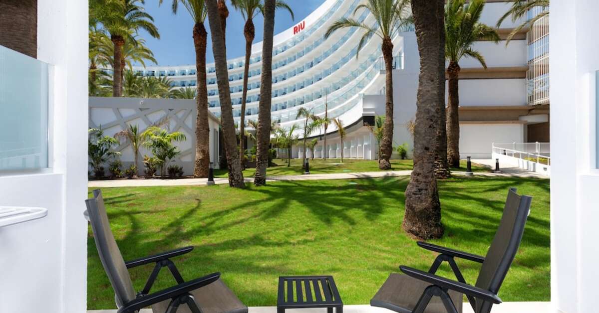 Een foto van het terras bij Riu Palace Palmeras