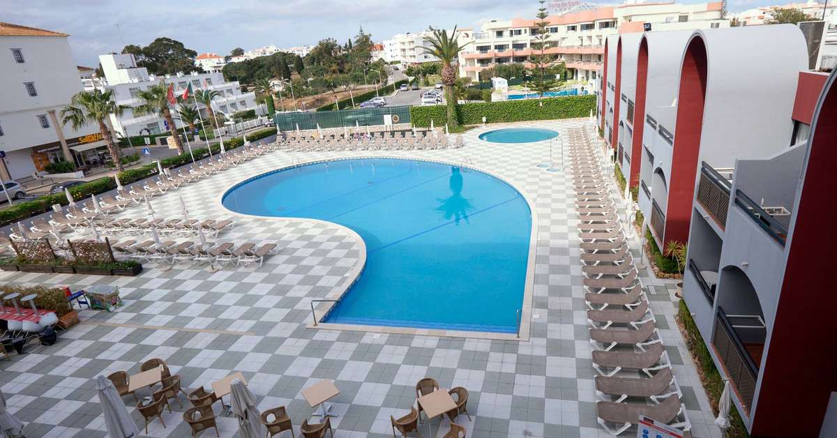 Een foto van het zwembad bij Muthu Oura Praia Hotel
