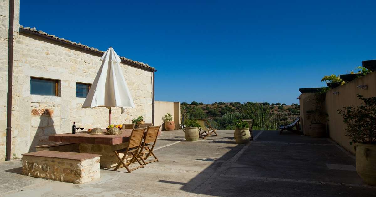 Een foto van het terras bij Relais Parco Cavalonga