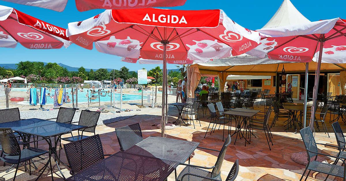 Een foto van het terras bij Camping Baia Verde