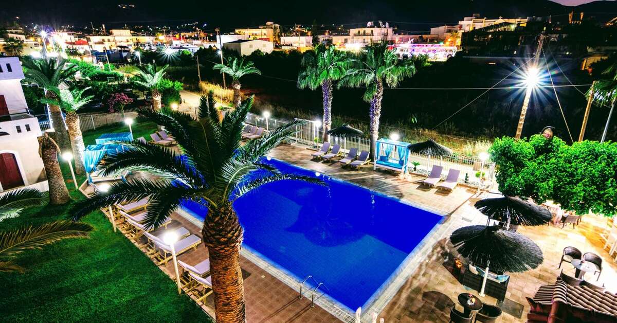 Een foto van het zwembad bij Stelios Gardens