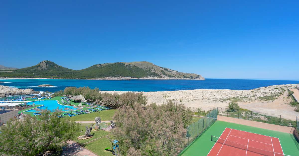 Een foto van het terras bij THB Cala Lliteras