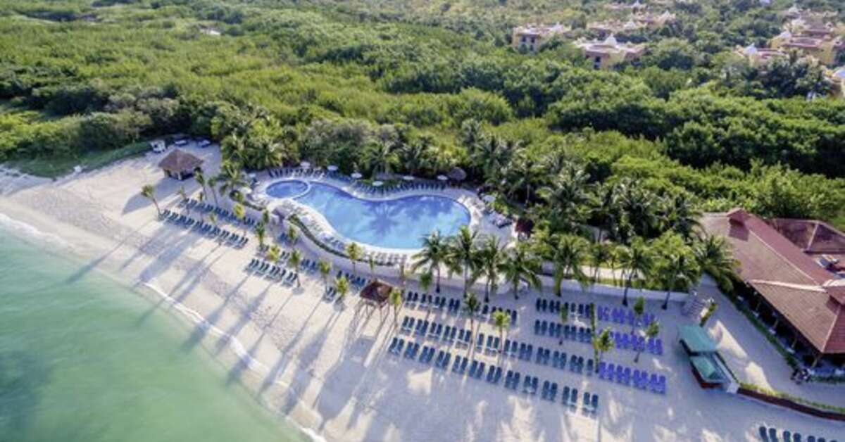 Een foto van het zwembad bij Occidental Cozumel