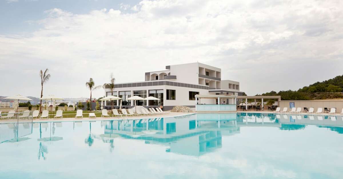 Een foto van het zwembad bij Evita Resort