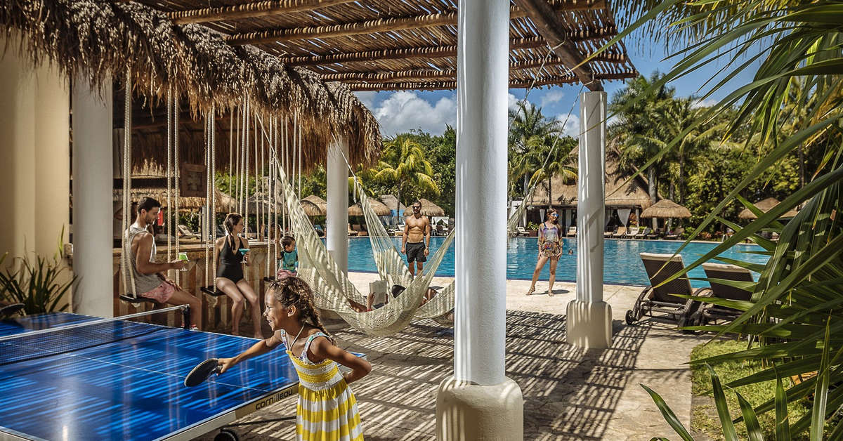 Een foto van het terras bij Occidental at Xcaret Destination