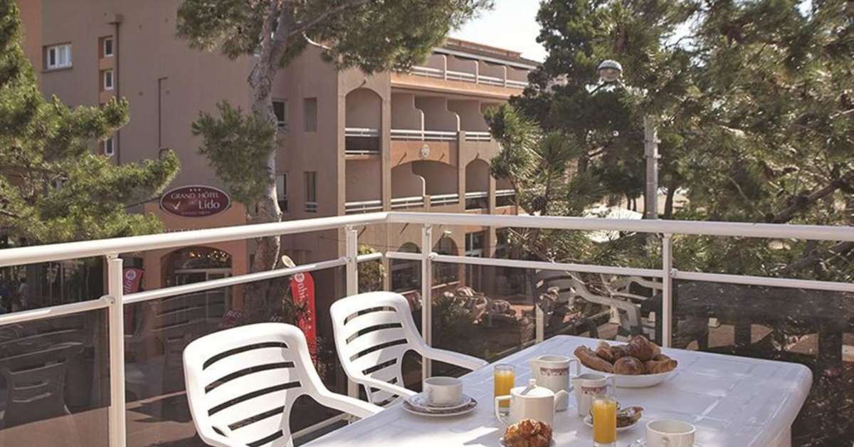 Een foto van het terras bij Le Lido