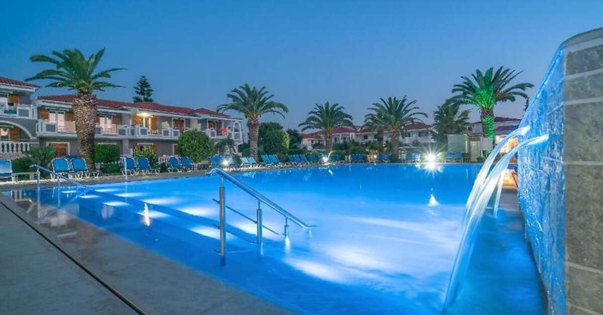 Ein Foto vom Pool im Golden Sun Hotel