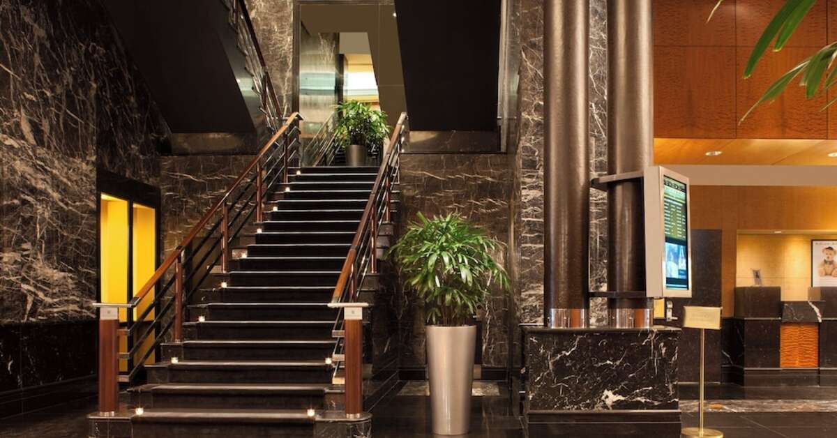 Een foto van het interieur van Millennium Broadway Hotel