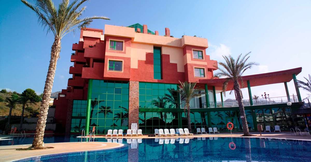 Een foto van het zwembad bij Holiday World Riwo Hotel