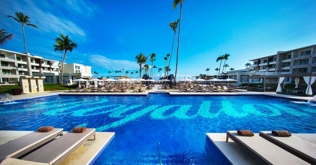 Een foto van het zwembad bij Royalton Bavaro