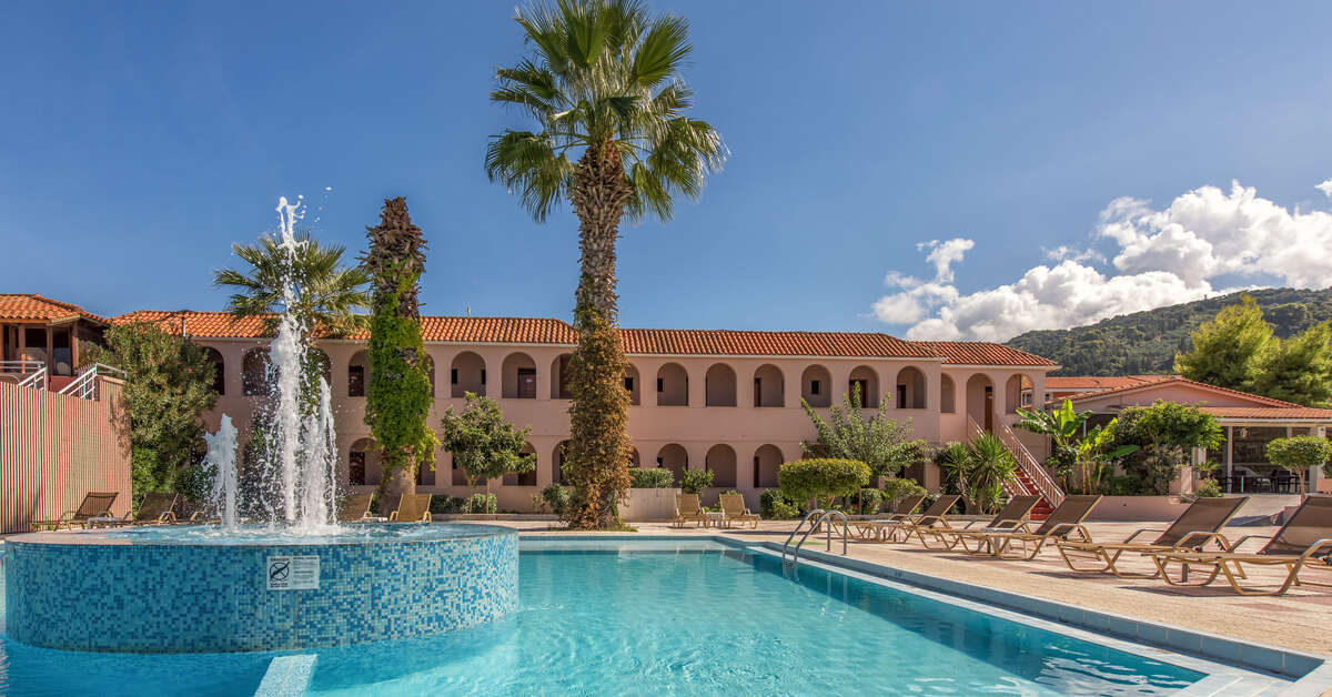 Een foto van het zwembad bij Papillon Hotel