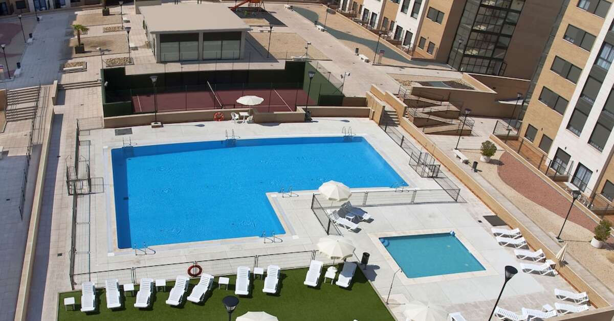 Een foto van het zwembad bij Aparthotel Compostela Suites