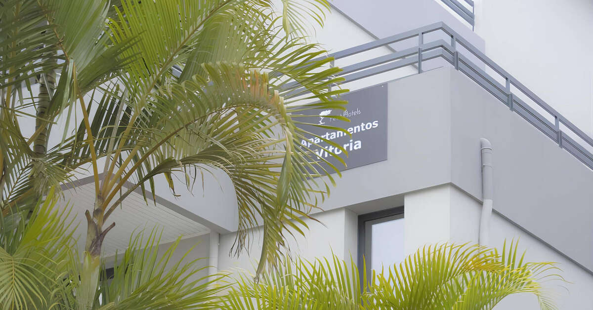 Een foto van de buitenkant van Appartementen Vitoria by Petit Hotels