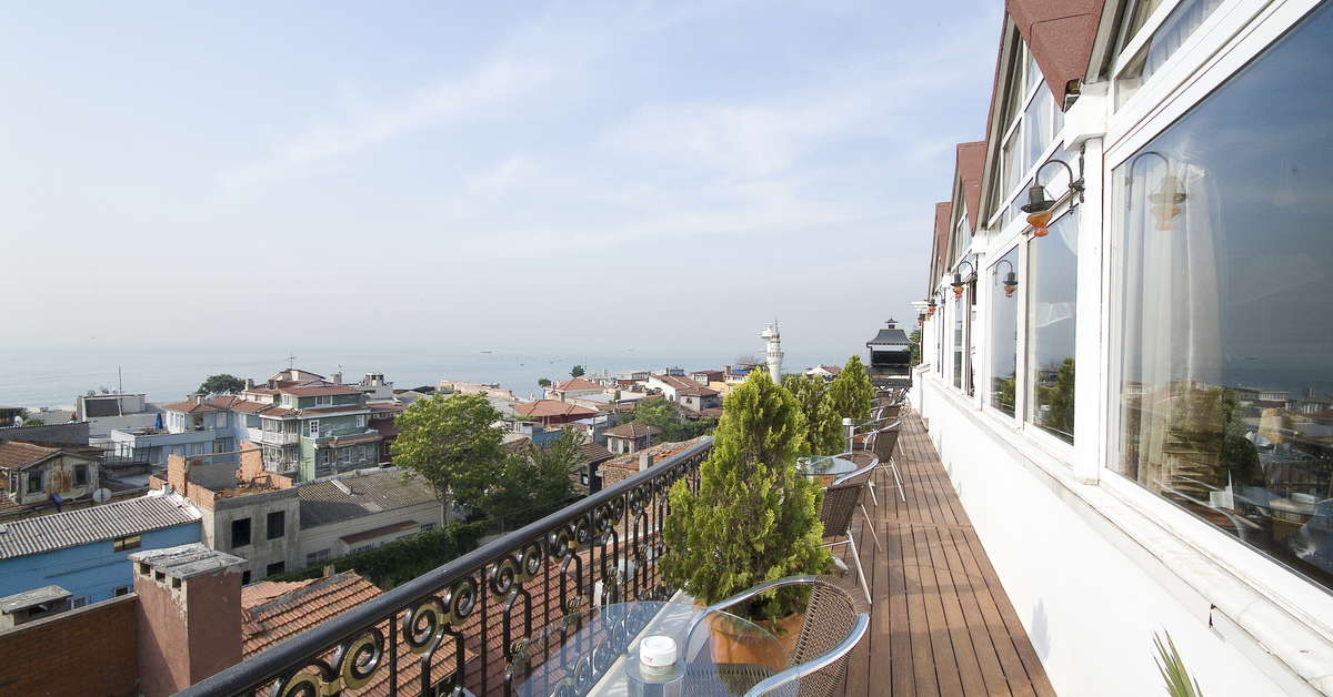 Ein Foto von der Terrasse im Avicenna Hotel