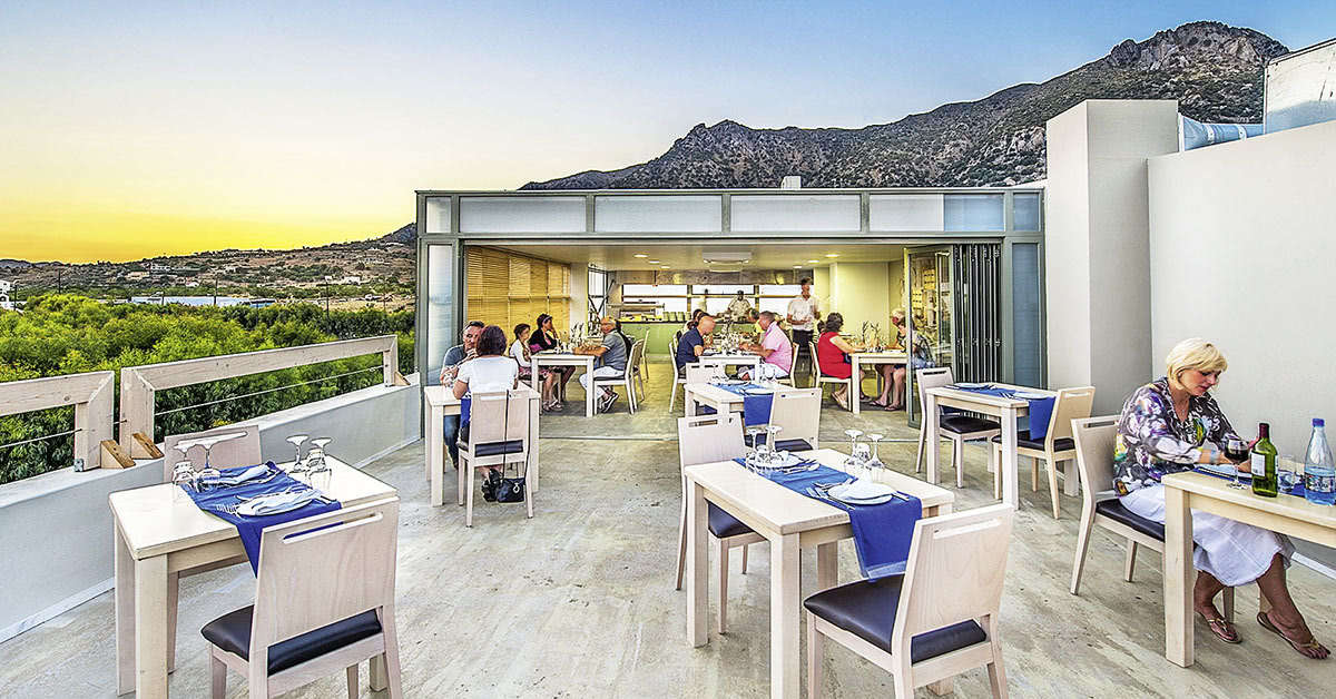 Een foto van het terras bij Hotel Akti Palace
