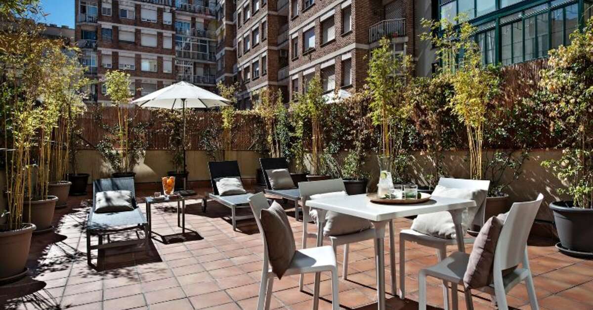 Een foto van het terras bij Eric Vökel Boutique Gran Via Suites