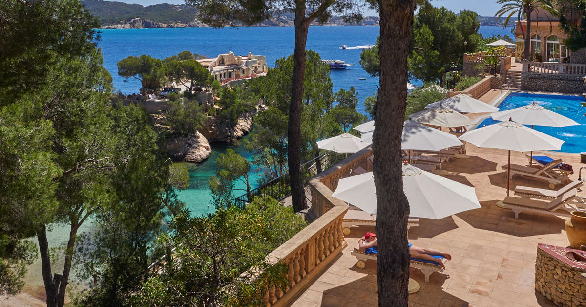 Ein Foto von der Terrasse im Petit Cala Fornells Hotel