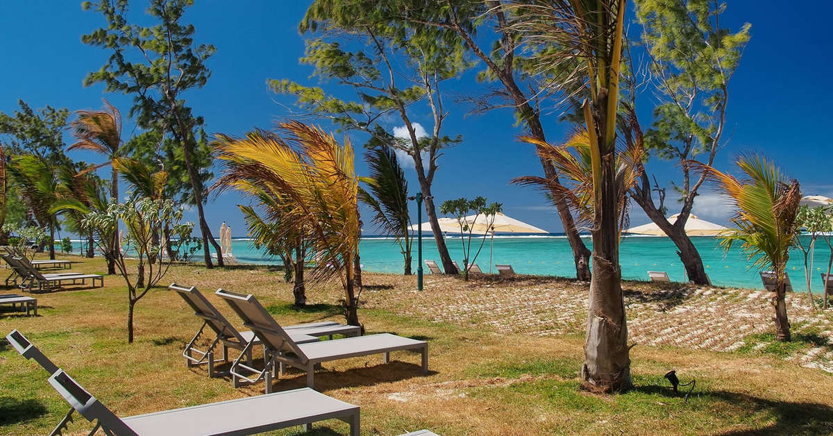 Een foto van het terras bij Crystals Beach Resort Belle Mare