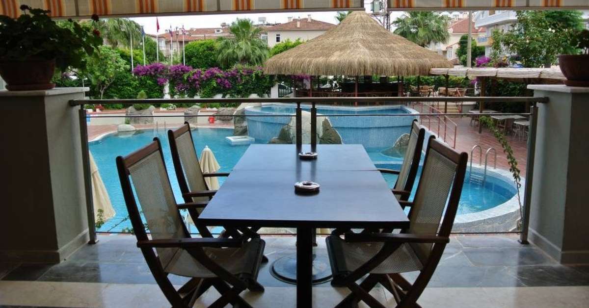 Een foto van het terras bij Begonville Hotel