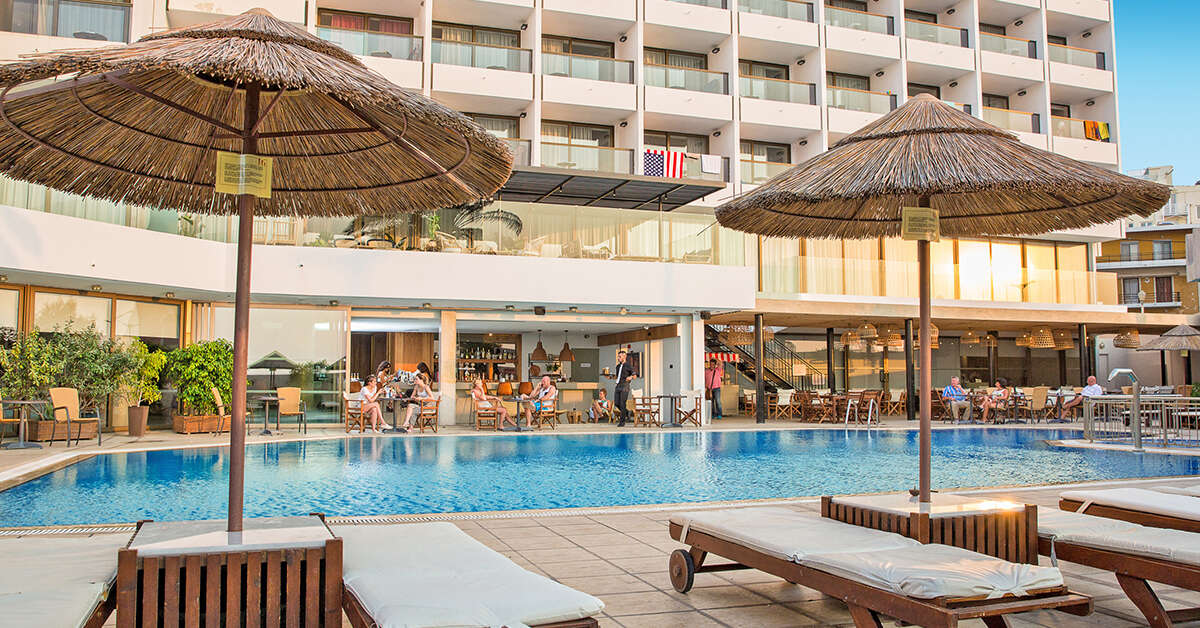 Een foto van het zwembad bij Blue Sky City Beach Hotel