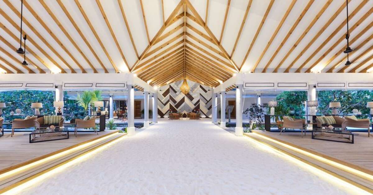 Een foto van het terras bij NH Collection Maldives Havodda Resort