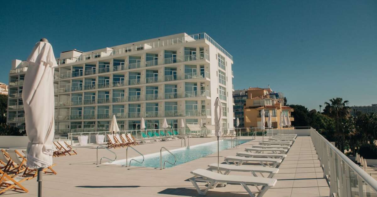 Een foto van de buitenkant van Hotel Alay