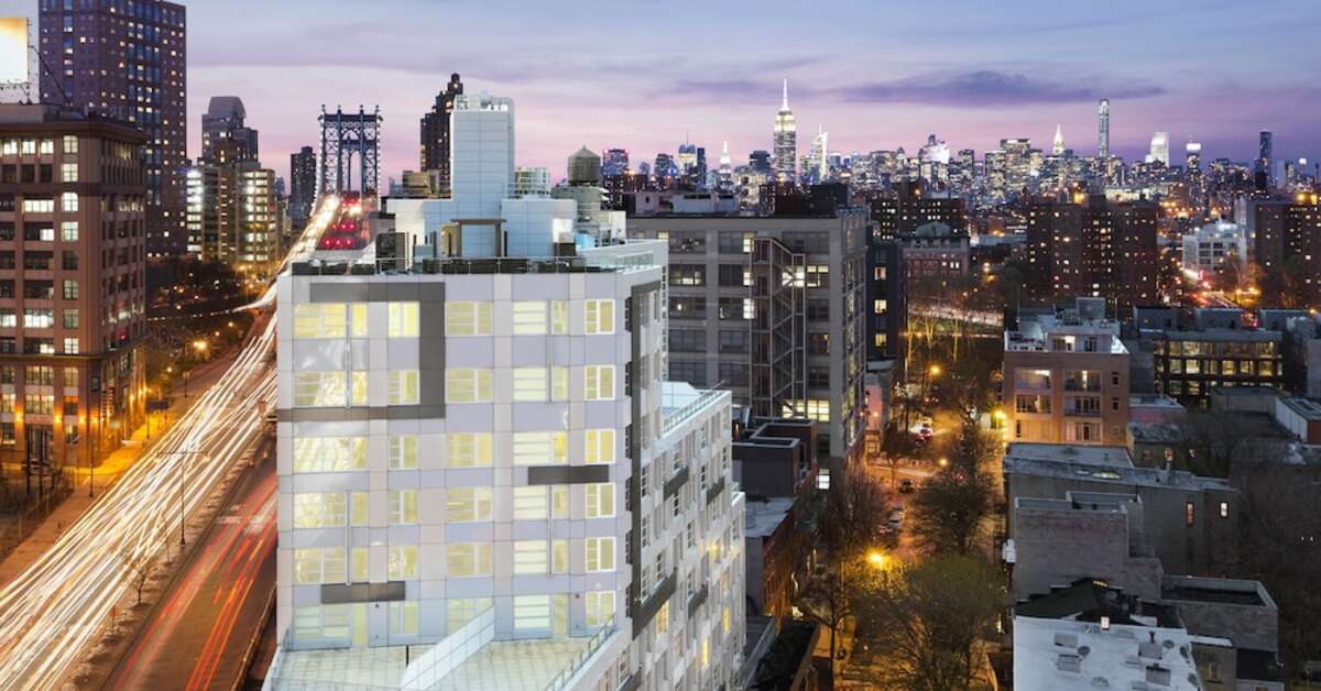 Een foto van de buitenkant van The Tillary Hotel