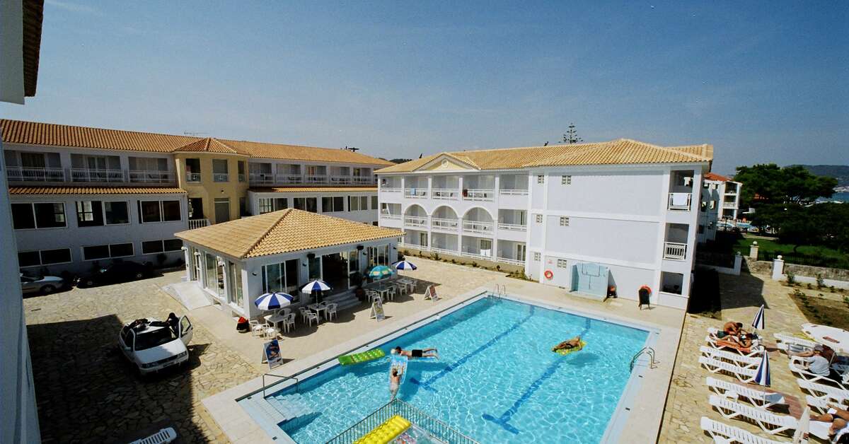 Een foto van het zwembad bij Meridien Beach Hotel