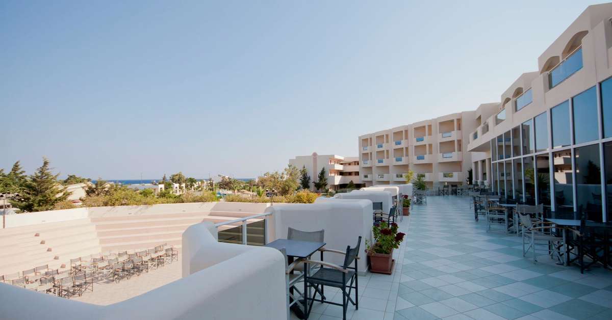 Een foto van het terras bij Sovereign Beach Hotel