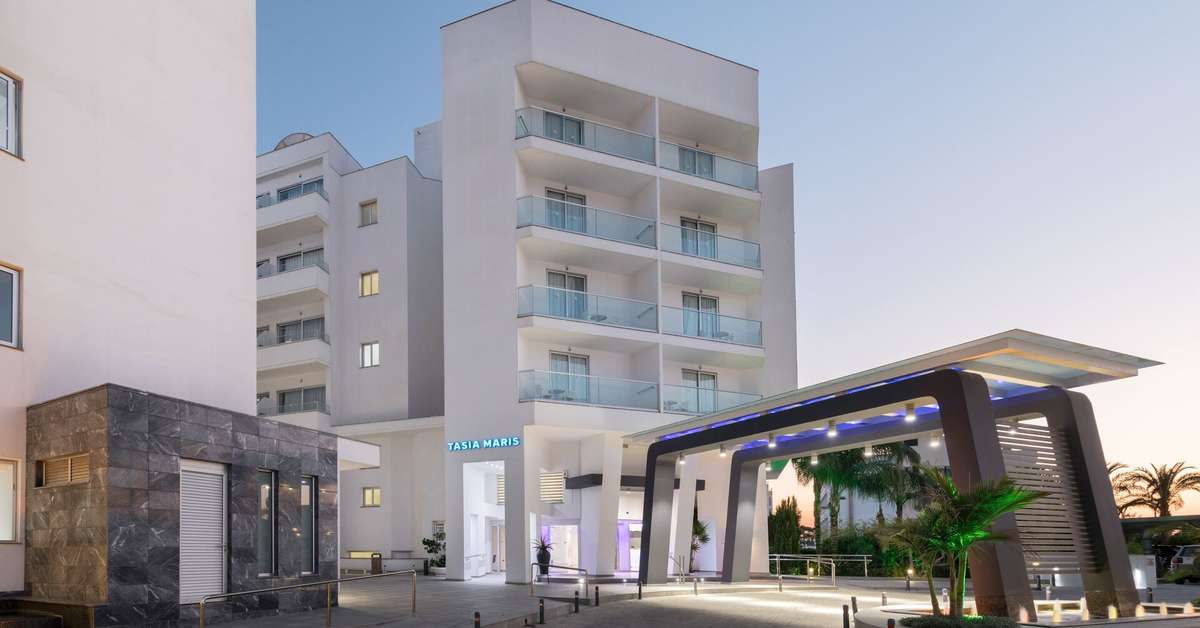 Een foto van de buitenkant van Tasia Maris Beach Hotel