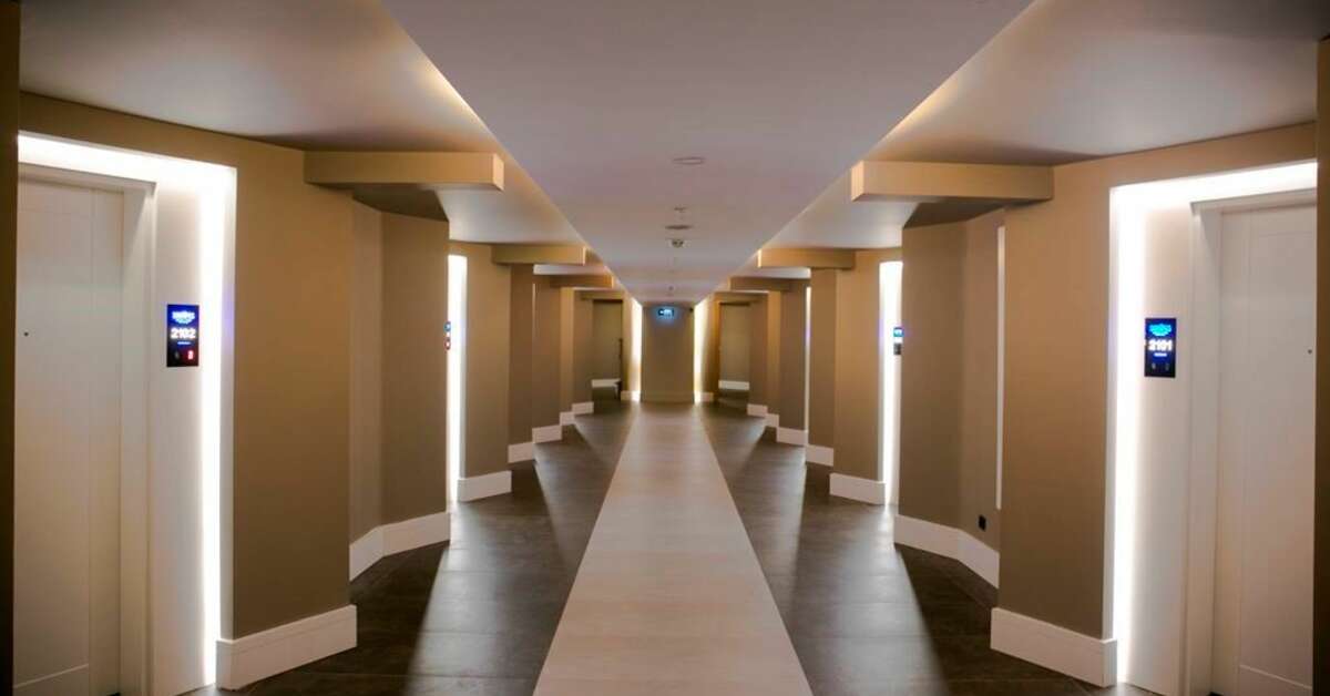 Een foto van het interieur van Sailor's Beach Club