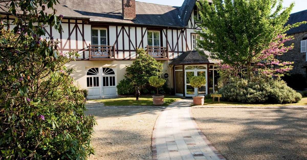 Een foto van de buitenkant van Le Manoir de Lys