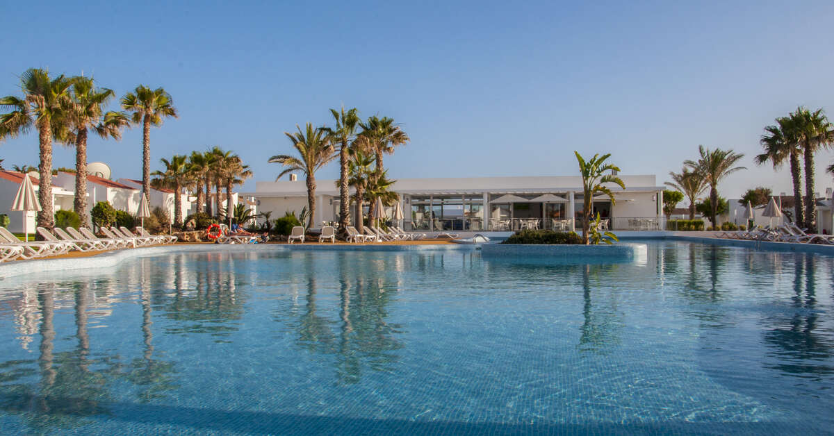 Een foto van het zwembad bij Sagitario Menorca Mar Appartementen
