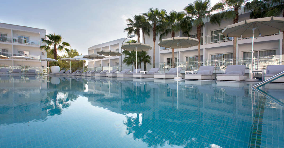 Een foto van het zwembad bij Grupotel Ibiza Beach Resort