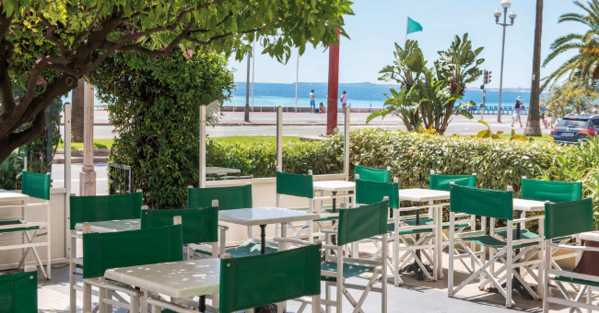 Een foto van het terras bij Hotel Le Royal Nice