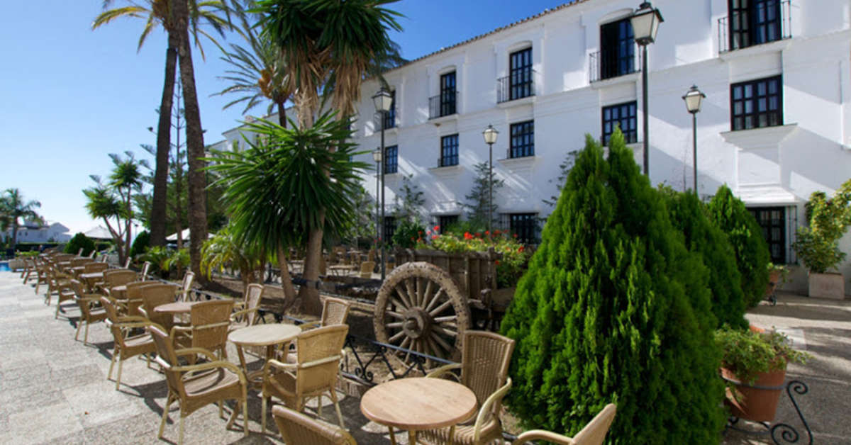 Een foto van het terras bij Ilunion Hacienda de Mijas