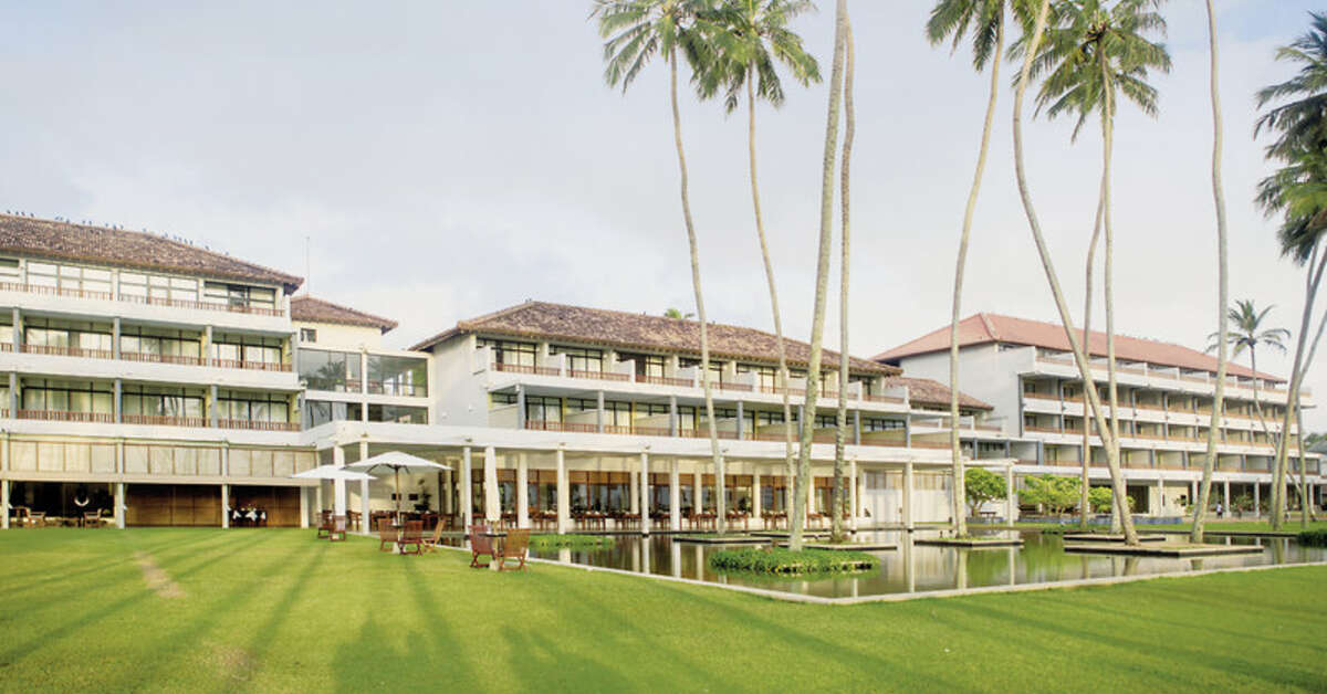 Een foto van de buitenkant van The Blue Water Hotel