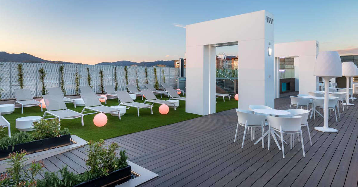 Een foto van het terras bij Barcelo Malaga