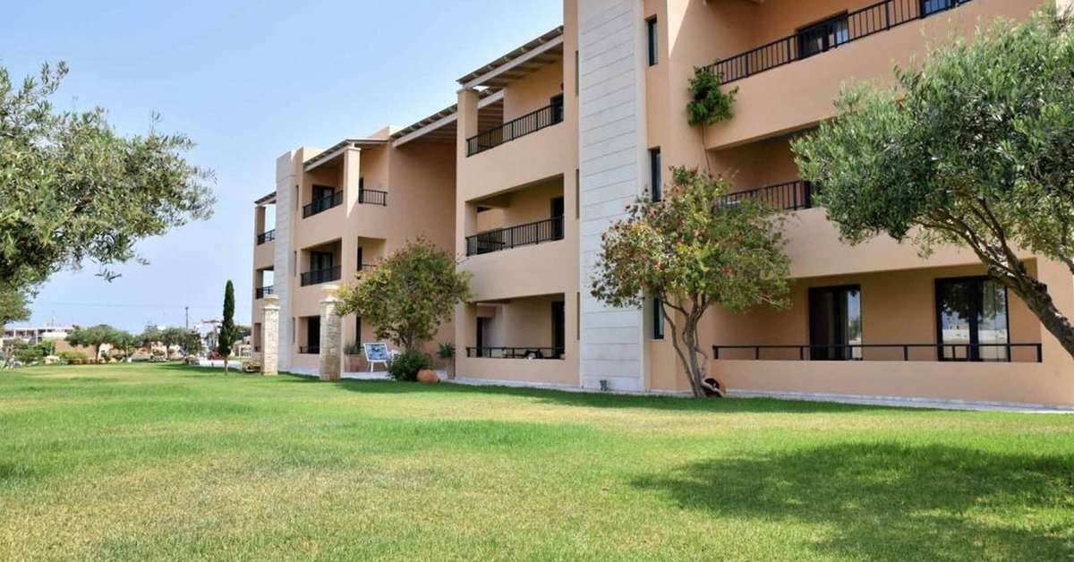 Ein Foto von der Außenansicht des Golden Bay Hotel