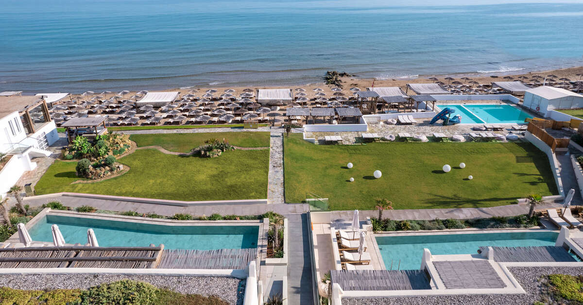 Een foto van het zwembad bij Mitsis Rinela Beach Resort & Spa