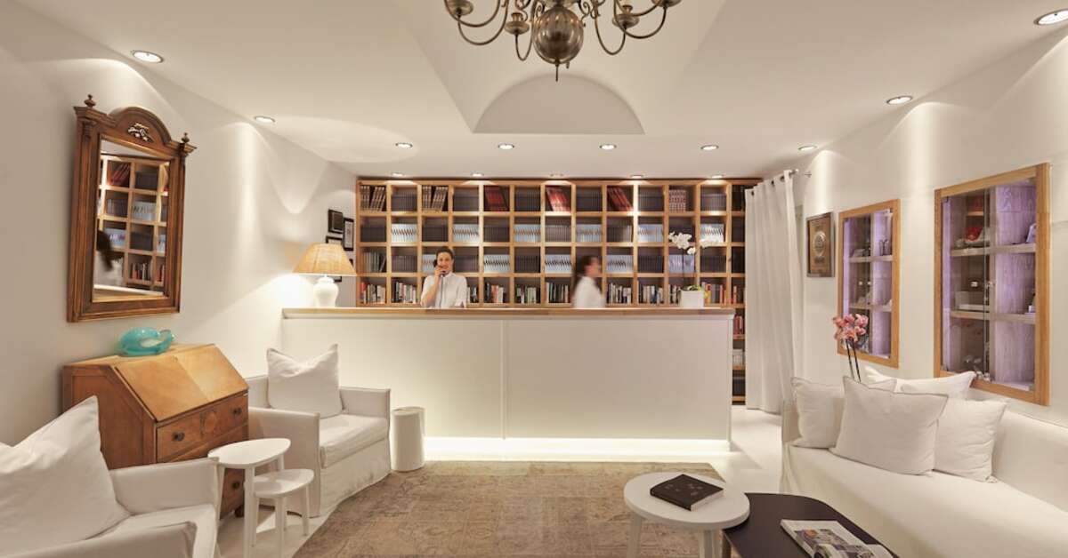 Een foto van het interieur van Katikies Hotel