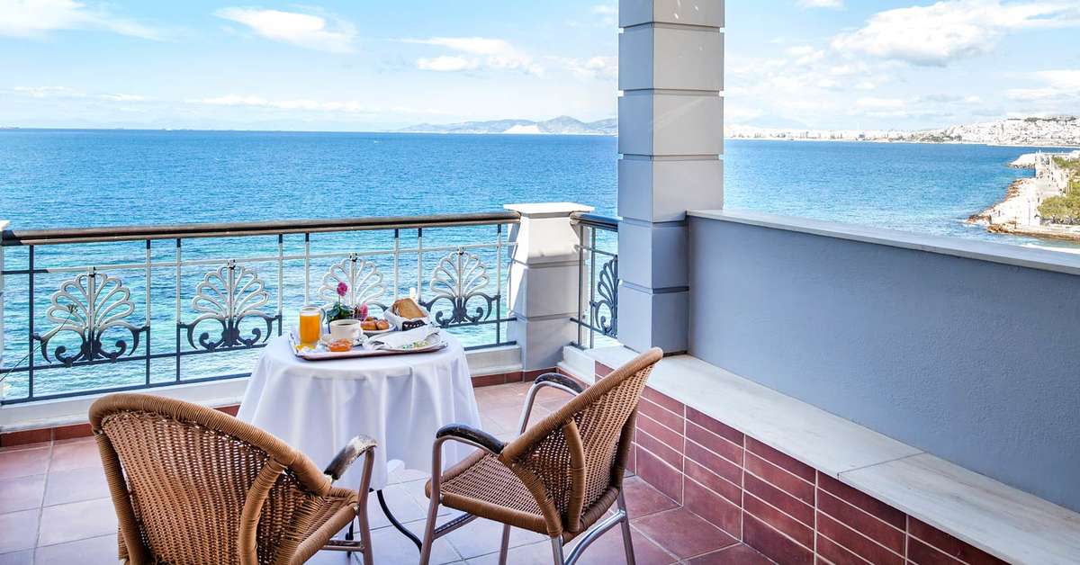 Een foto van het terras bij Coral Hotel