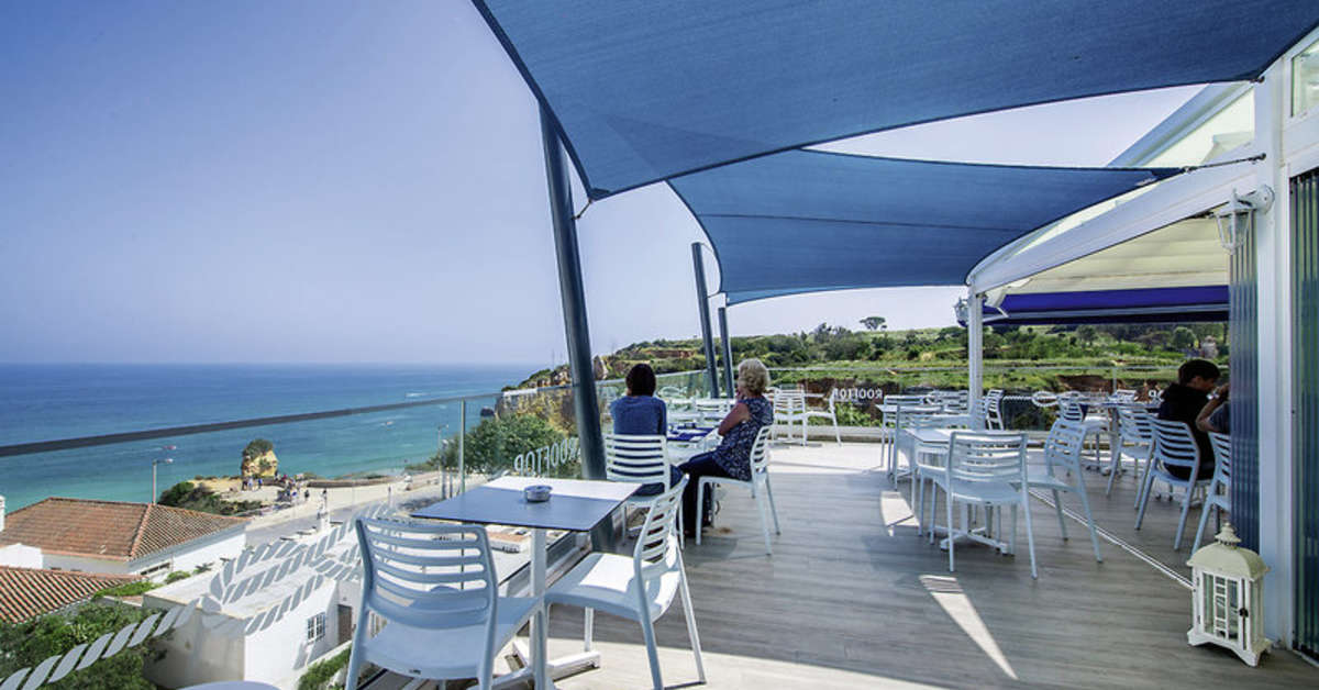 Een foto van het terras bij Carvi Beach Hotel