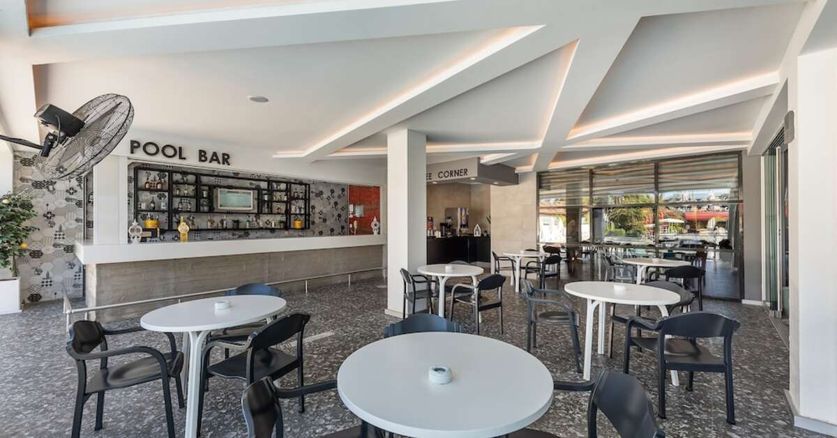 Een foto van de faciliteiten bij White City Beach Hotel