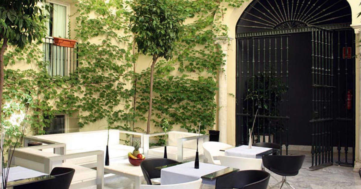 Een foto van het terras bij Petit Palace Santa Cruz Hotel