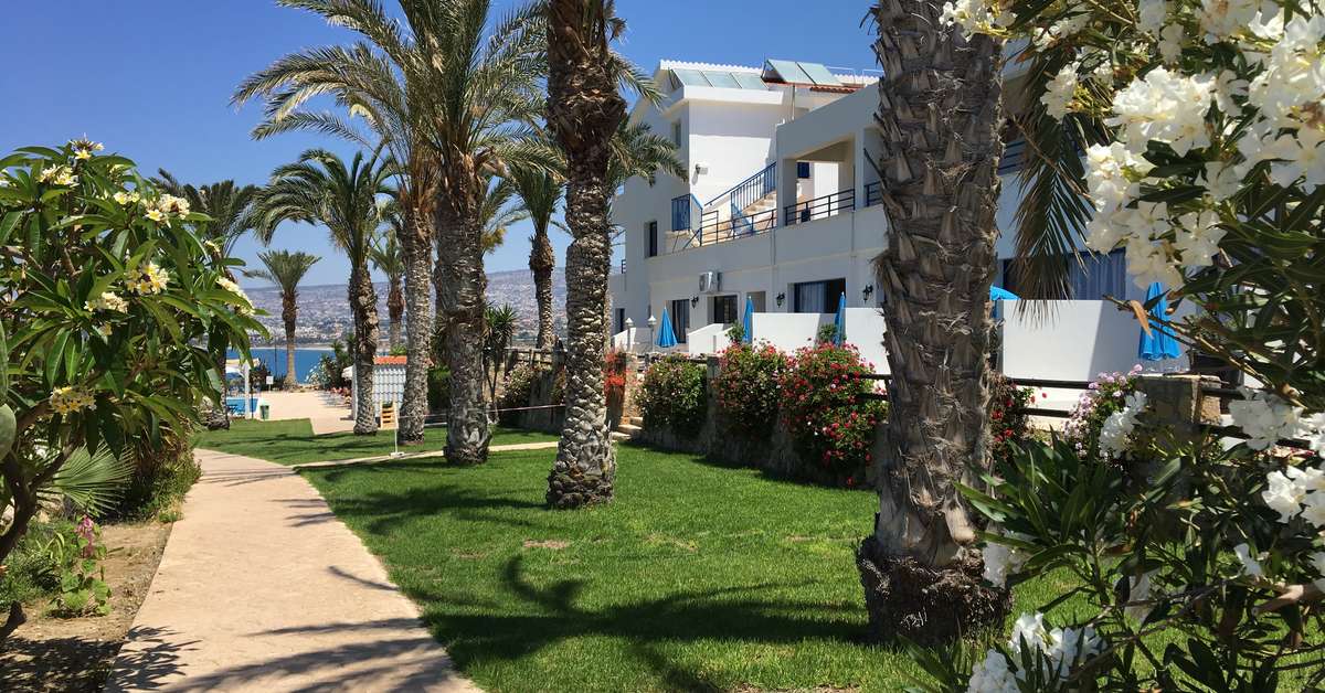 Een foto van de buitenkant van Vrachia Beach Hotel & Suites