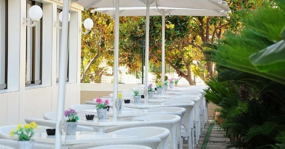 Een foto van het terras bij Hotel Prince Park