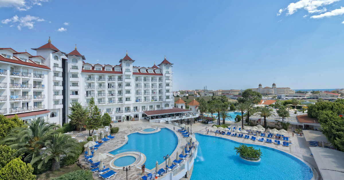 Een foto van het zwembad bij Serenis Hotel